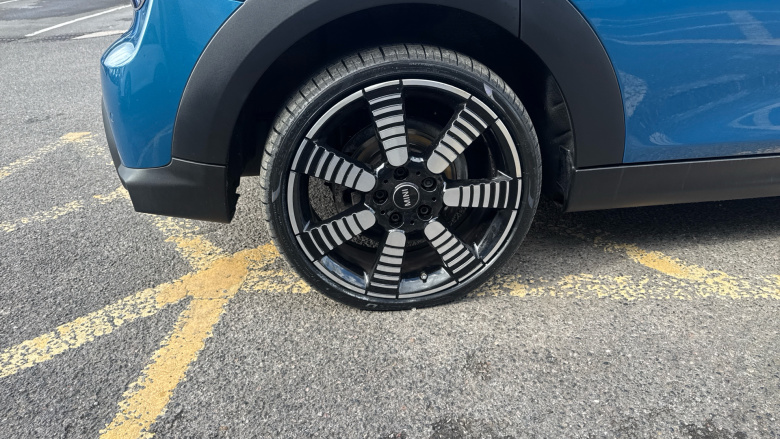 MINI Hatchback 1.5 Cooper Exclusive 5dr Auto Petrol Hatchback